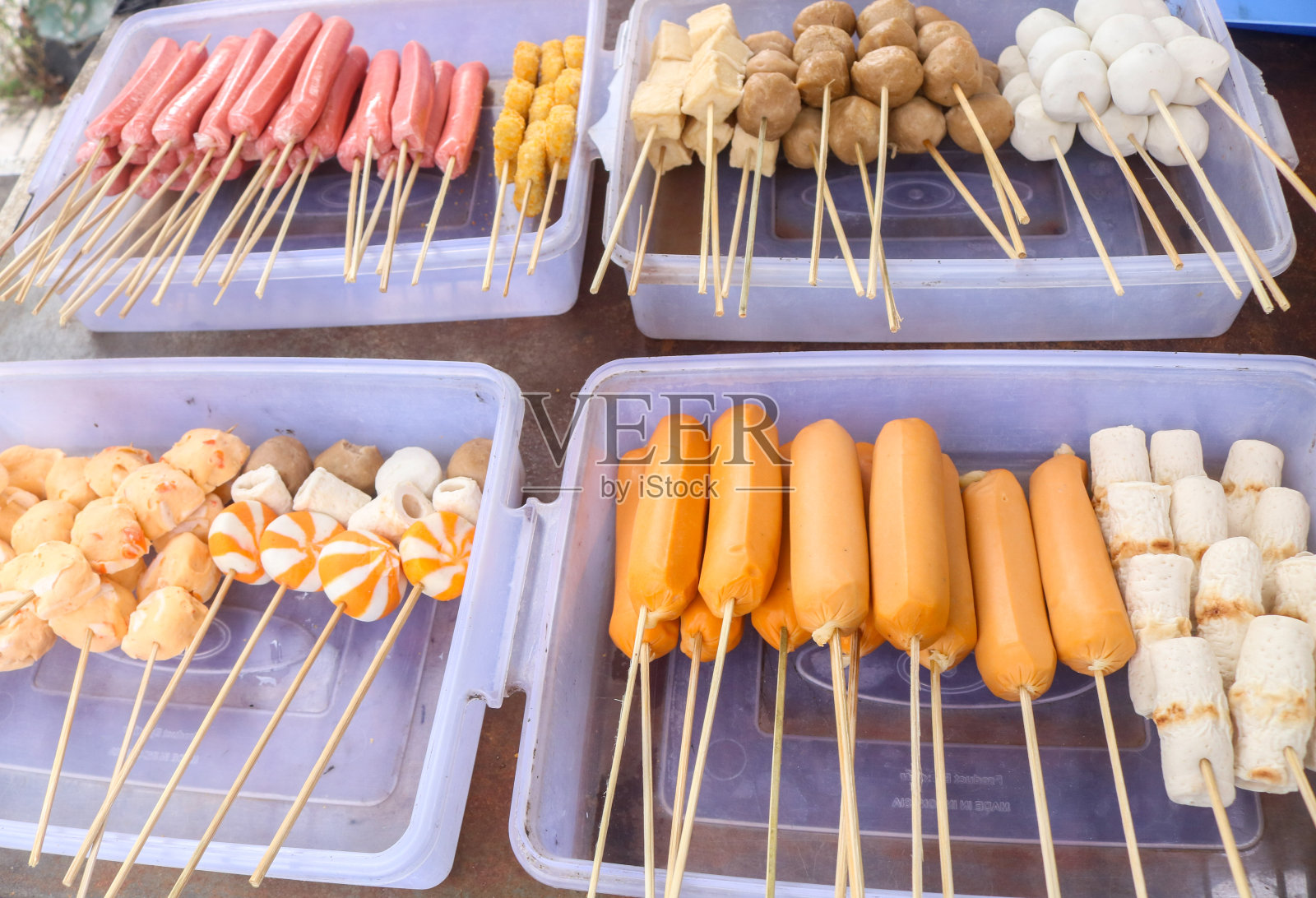 亚洲著名的街头小吃，烤肉丸、香肠、芝士饺子。街边小吃里的沙爹肉丸和烤香肠照片摄影图片