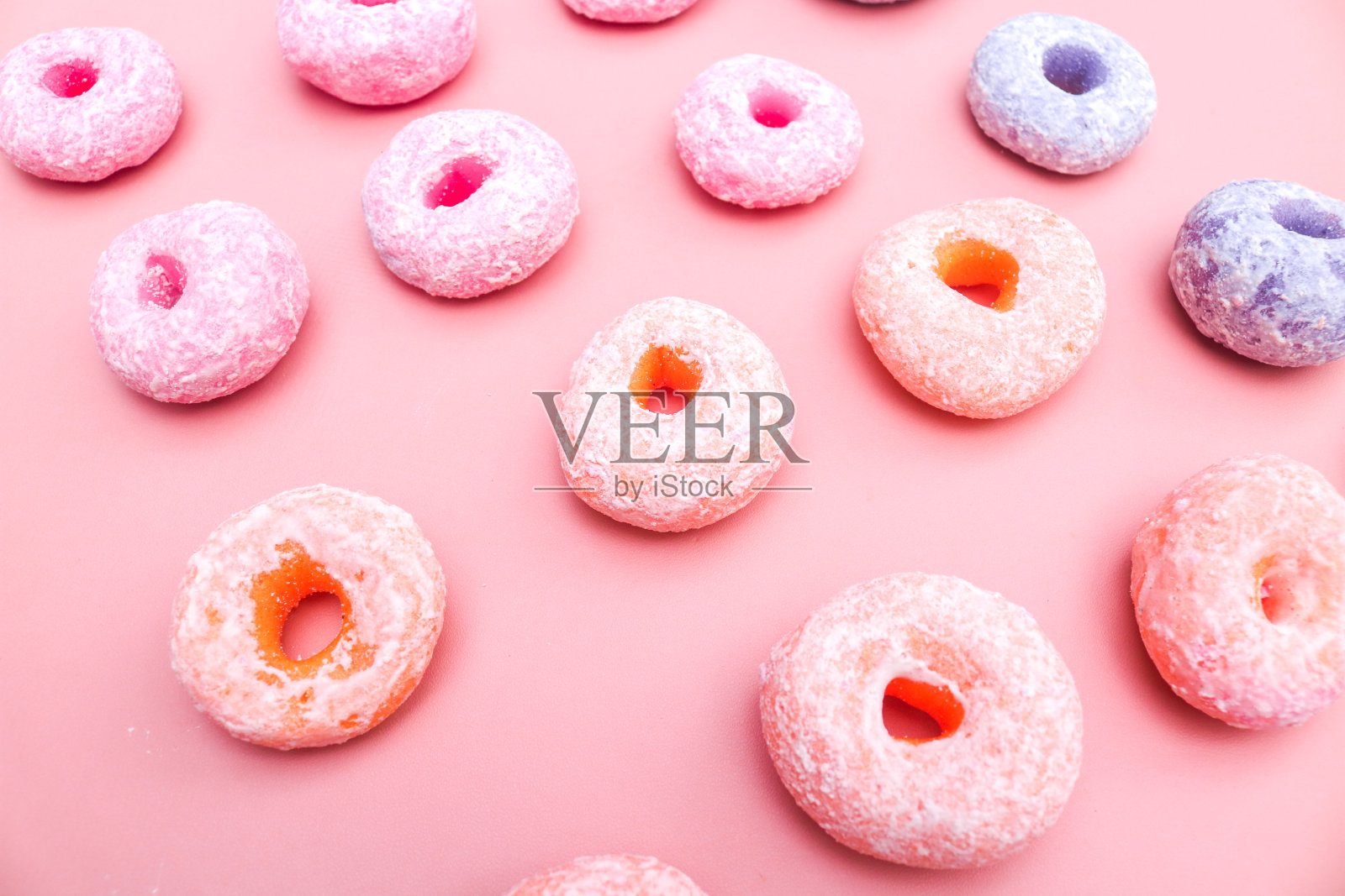 干乒乓甜甜圈饼，平面，背景的圆形彩色谷物。孤立的粉红色背景。典型的印尼小吃照片摄影图片