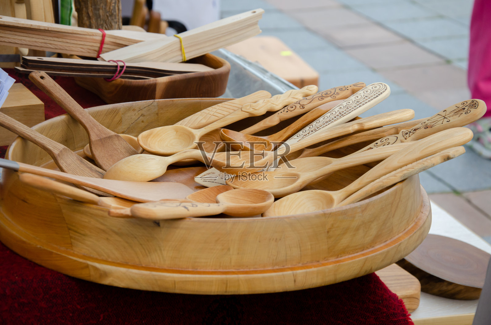 设计师实木产品出售照片摄影图片