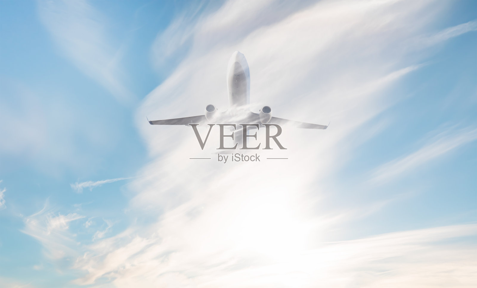 一架飞机在湍流中摇晃飞行的空气孔-在圆形云层中旋转的飞机-飞机的正面视图照片摄影图片