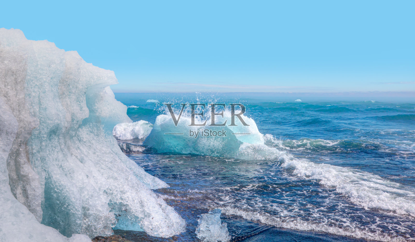 冰岛Jokulsarlon泻湖附近钻石海滩上的冰山碎片照片摄影图片