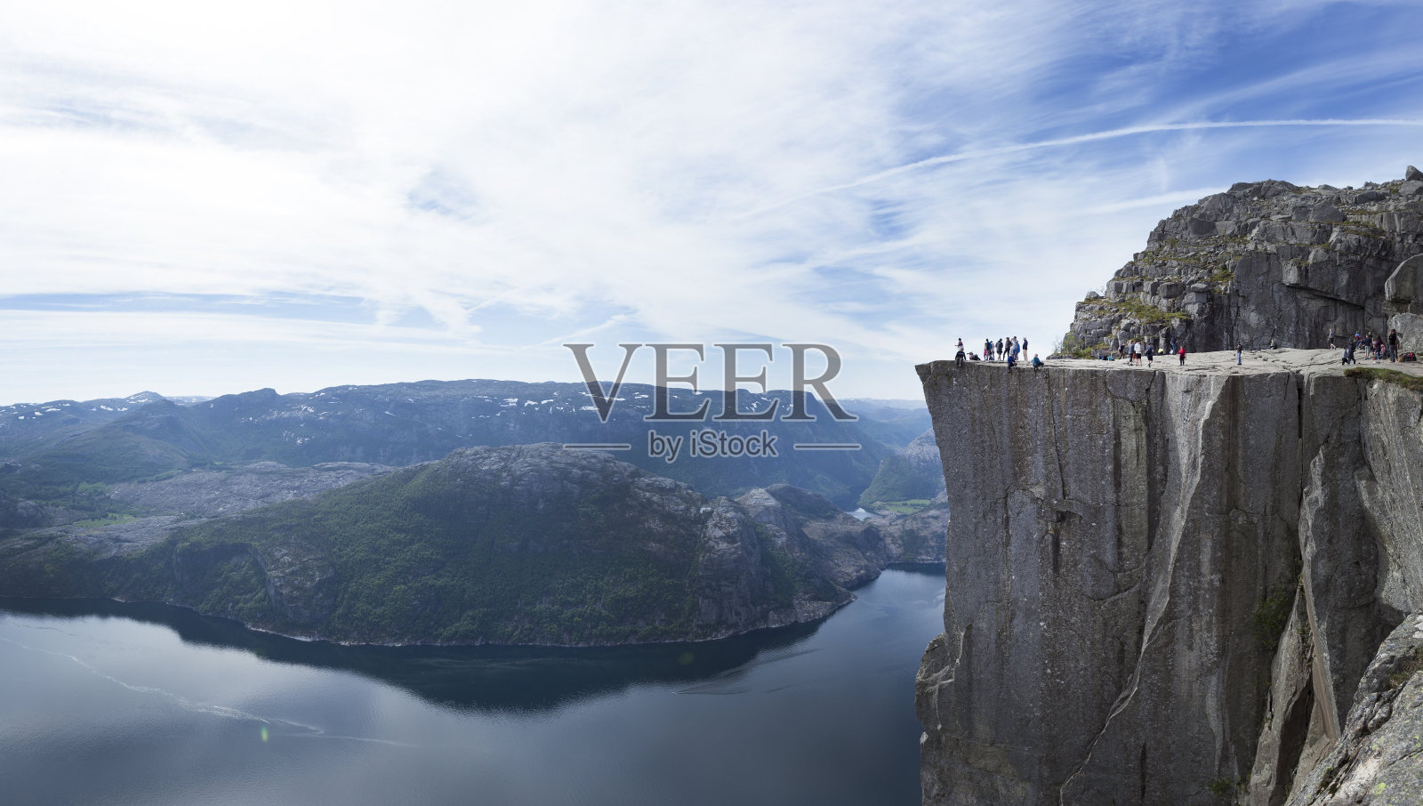 布道石-讲坛岩是挪威著名的徒步旅行胜地，也是挪威山区的旅游胜地。照片摄影图片