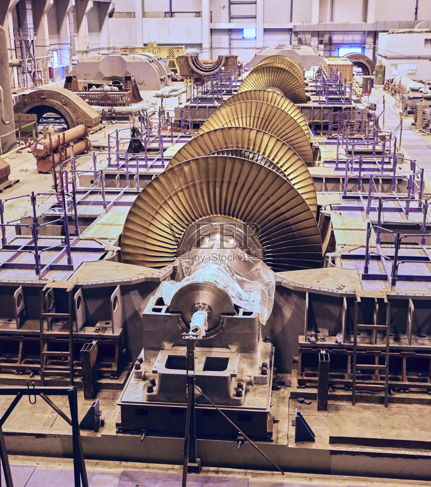 一瞥权力的核心:现代工厂中正在建造的涡轮机照片摄影图片