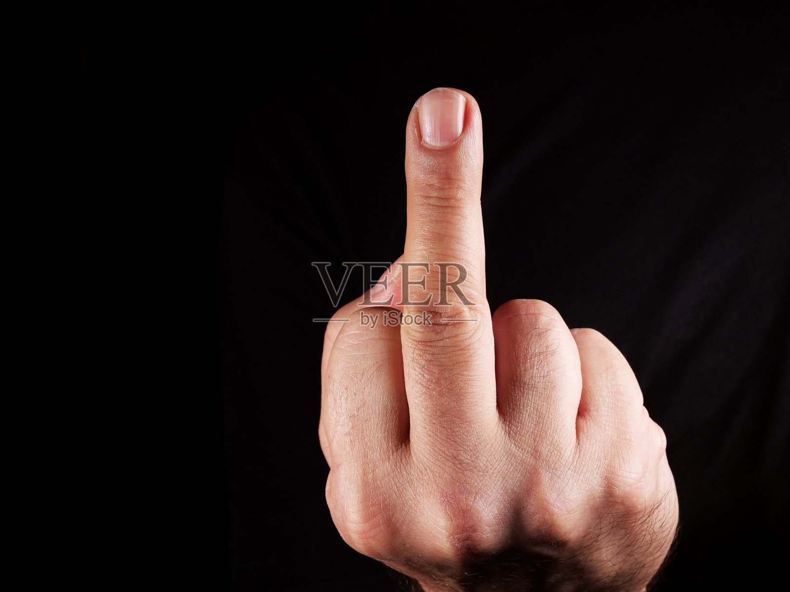 黑色背景上那个人的手照片摄影图片