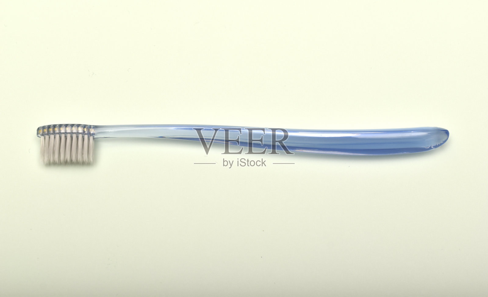 绿色背景的透明牙刷。照片摄影图片