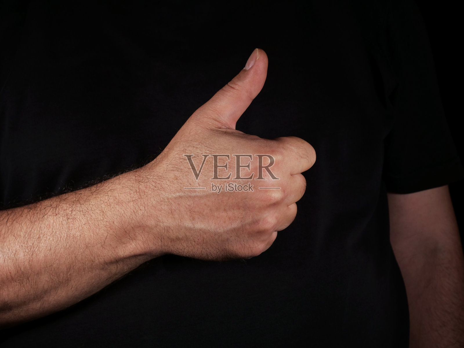 黑色背景上那个人的手照片摄影图片