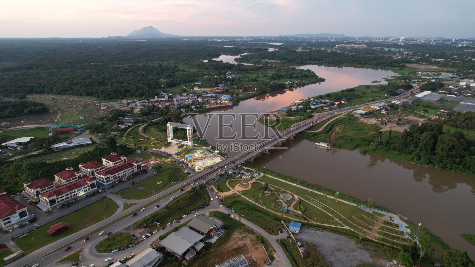 巴图卡瓦河岸公园照片摄影图片