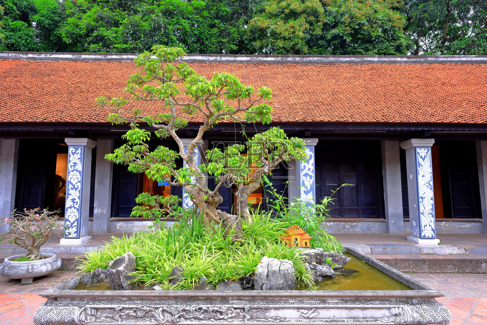 文庙(Van Mieu Quoc Tu Giam)，一座有神龛和正门的孔庙照片摄影图片