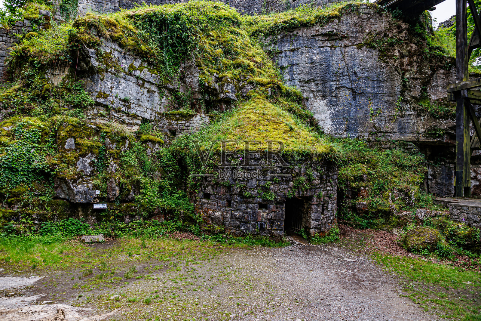 古老的圆形石头建筑旁边的岩层照片摄影图片