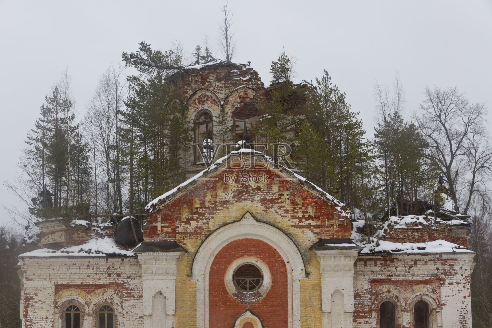 被毁坏的东正教教堂的圆顶照片摄影图片