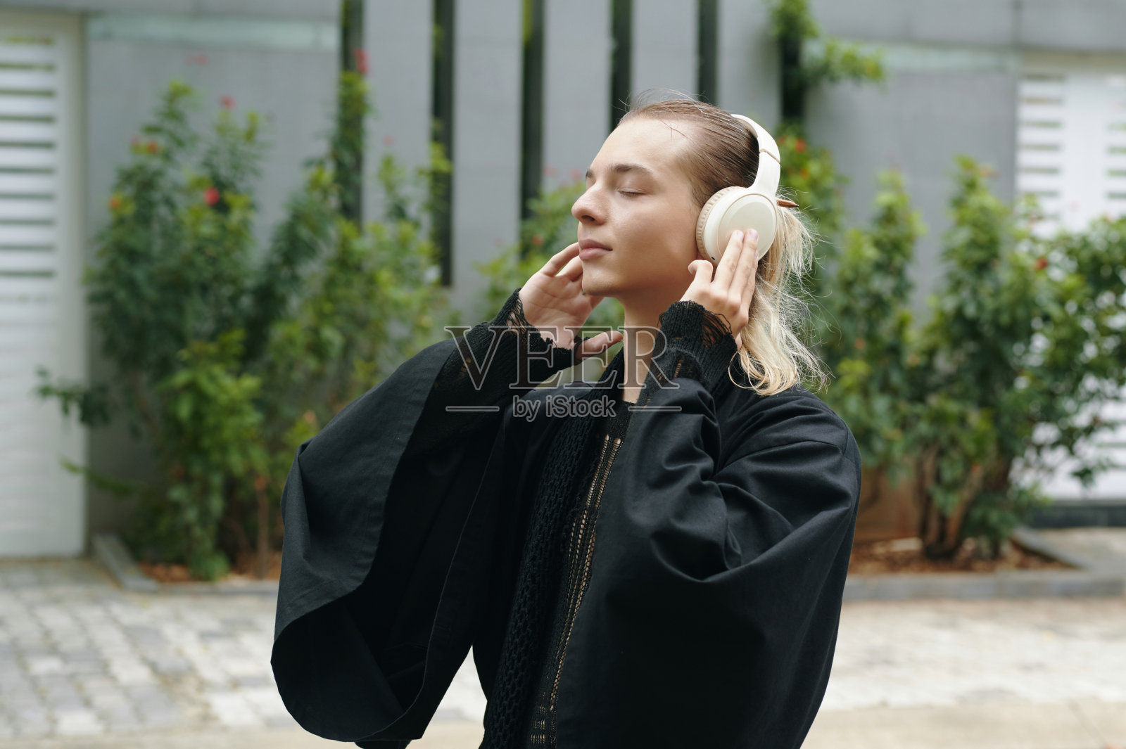 戴着耳机的年轻时尚模特照片摄影图片