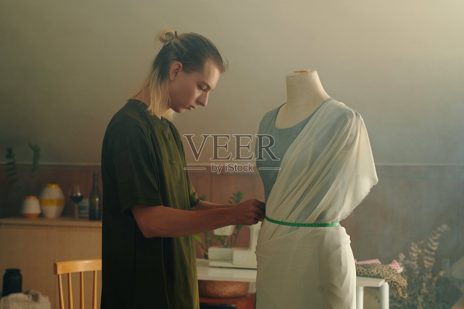 设计师在车间测量人体模型照片摄影图片