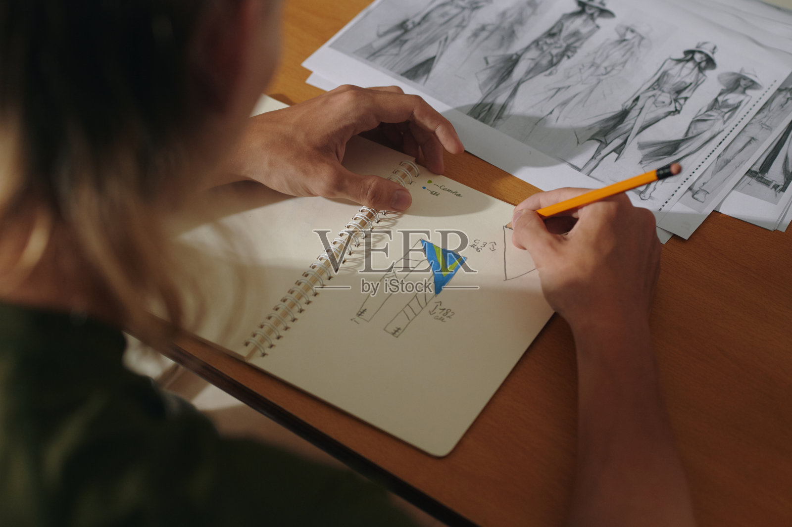 设计师绘制草图在相册照片摄影图片