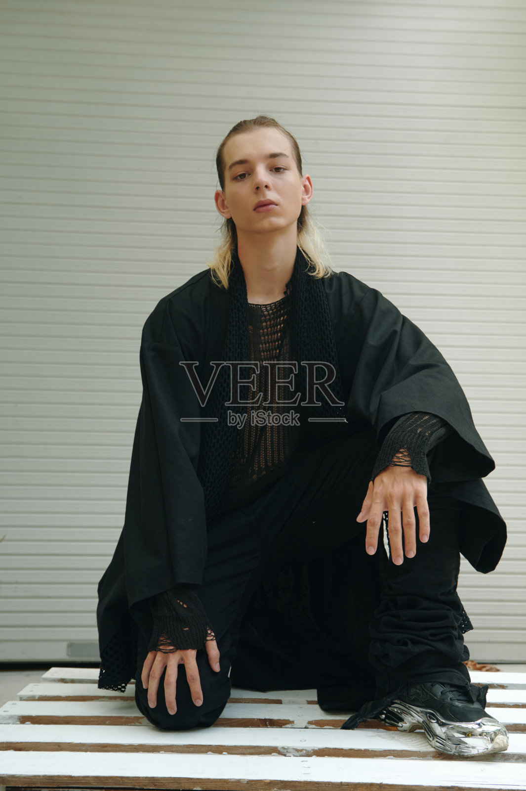 时装模特在镜头前摆姿势照片摄影图片