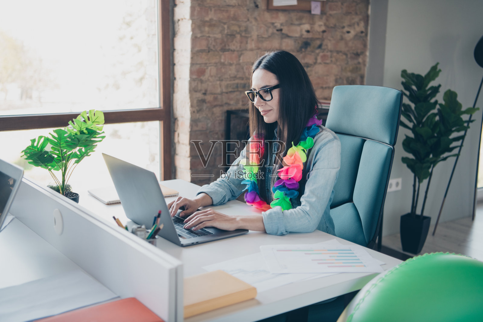 美女照片度假工作电脑穿着牛仔服装行政商务领导工作舒适漂亮的办公室内部照片摄影图片