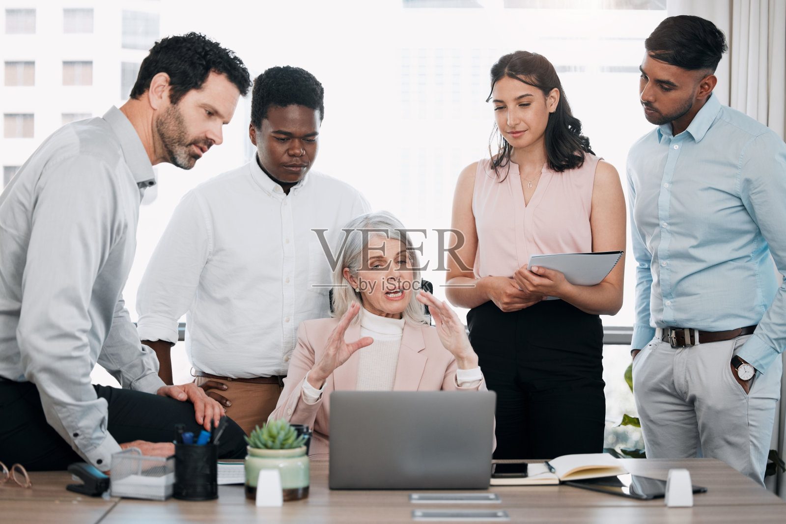 一群形形色色的商务人士在办公室开会时使用笔记本电脑照片摄影图片