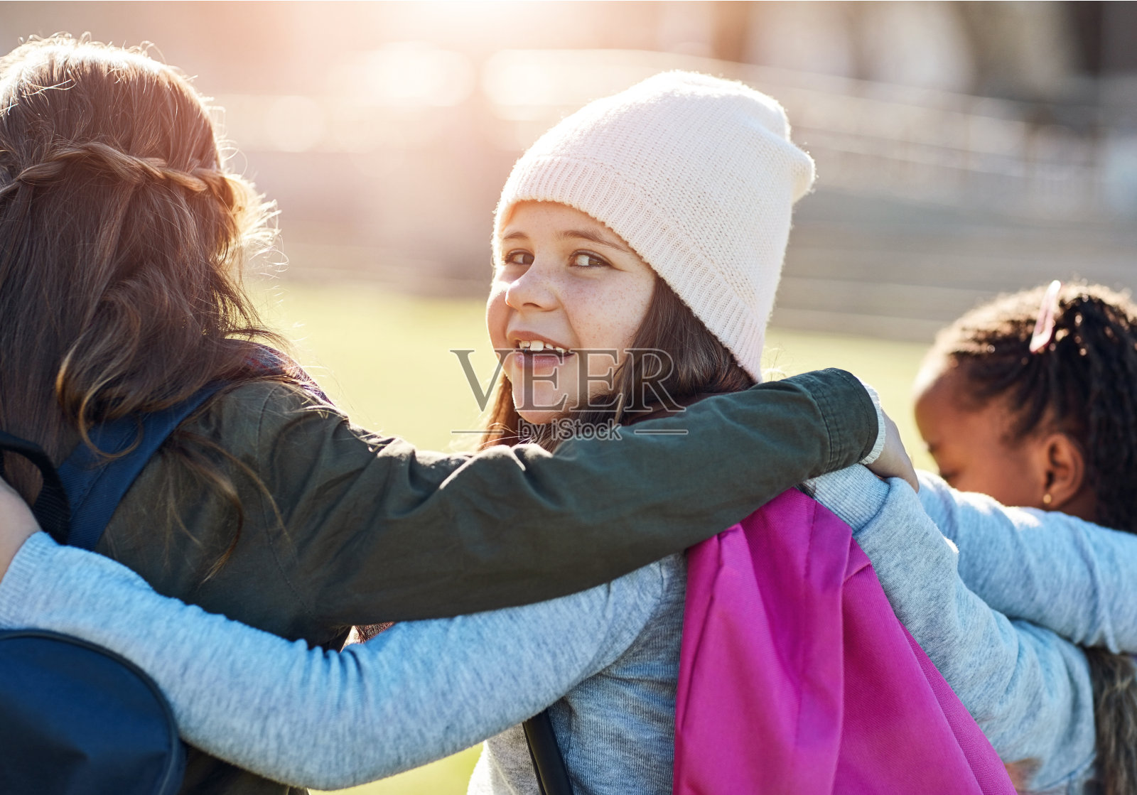 背面，女孩和朋友在户外操场上的肖像和微笑，一起建立联系或拥抱。教育孩子，面对和热爱快乐的孩子，学生在学校里求发展，求学习，求学习照片摄影图片