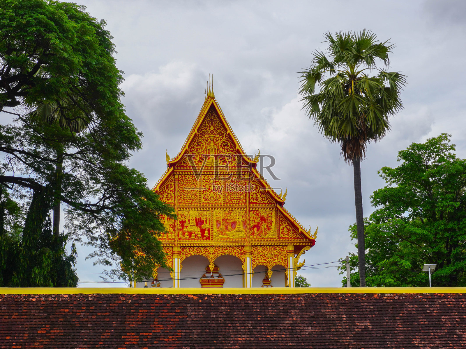 Phra That Luang或Phra Chedi Lokachulamanee被认为是老挝万象一个非常重要的礼拜场所。照片摄影图片