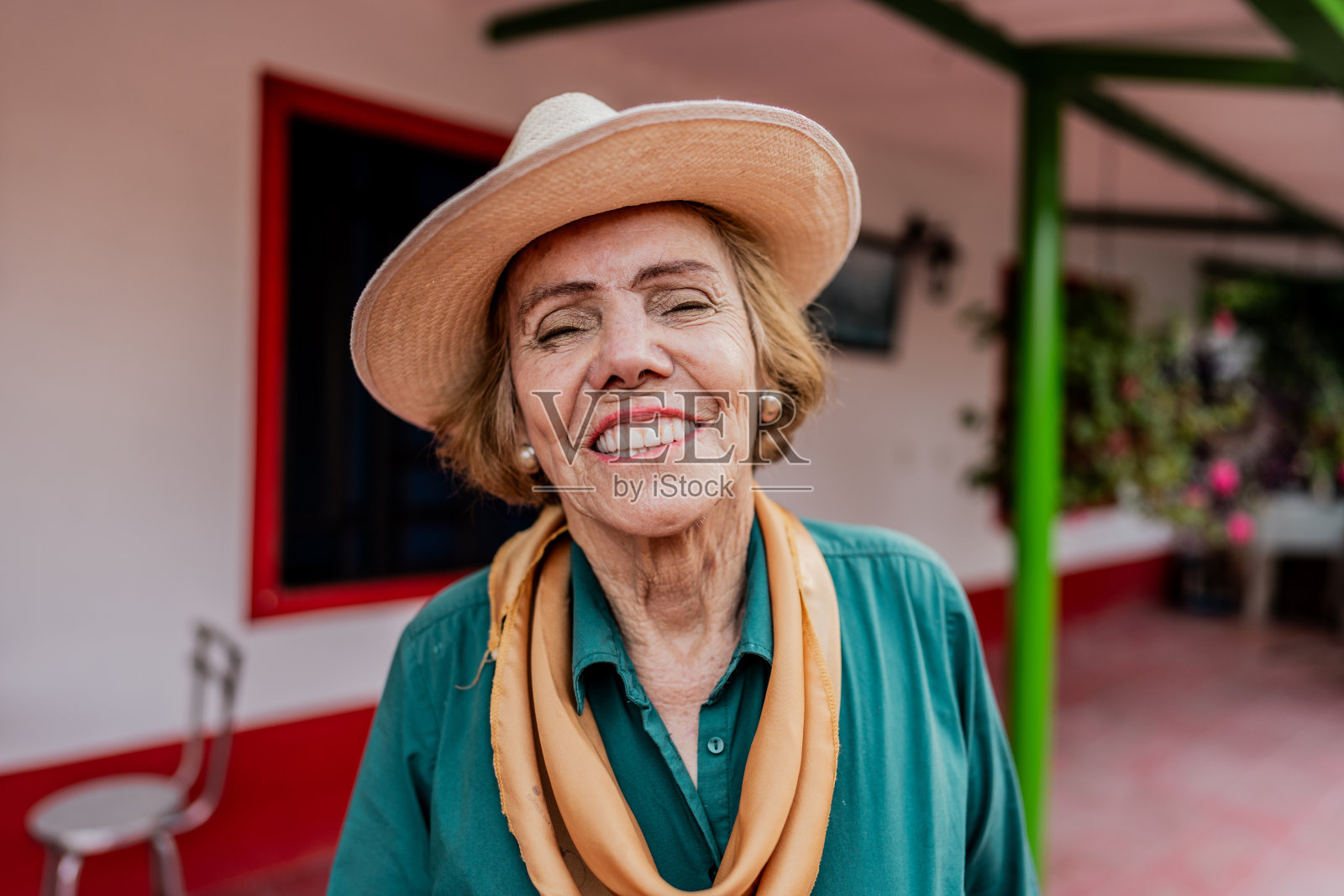 酒店一位资深女性的肖像照片摄影图片