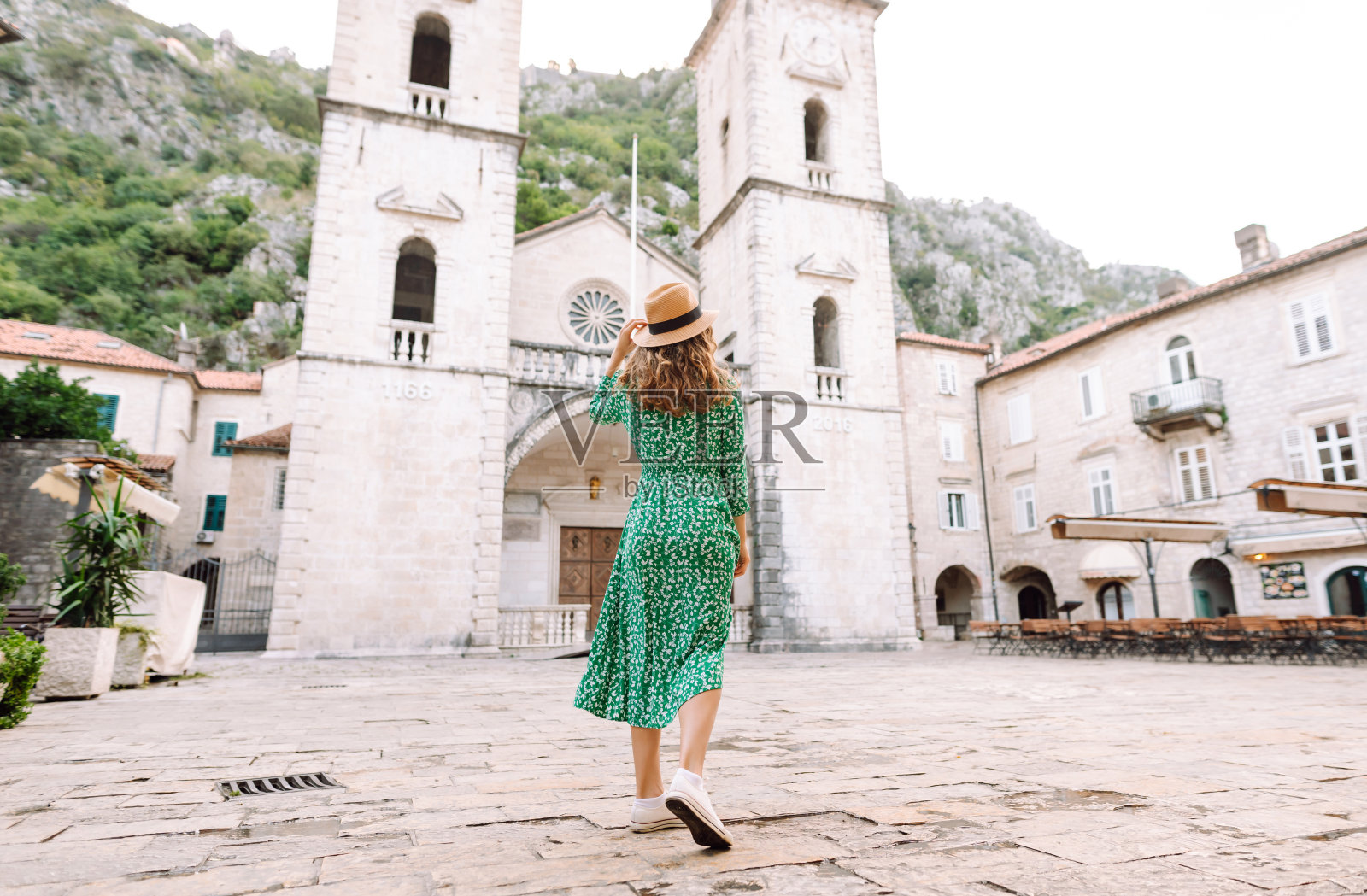 度假时身穿夏季时装的快乐女子走在意大利的购物街上。照片摄影图片