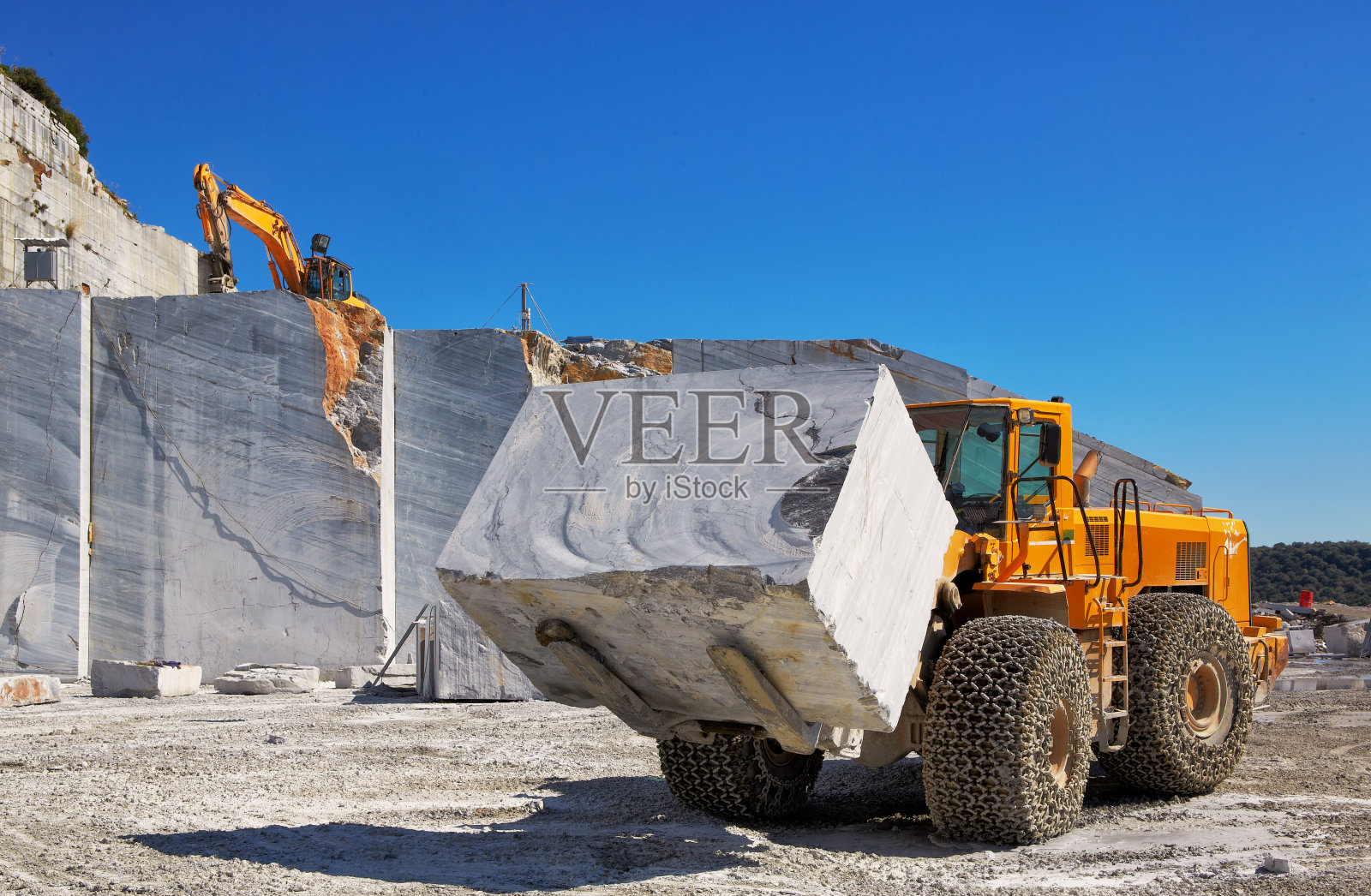 在大理石采石场的推土机照片摄影图片