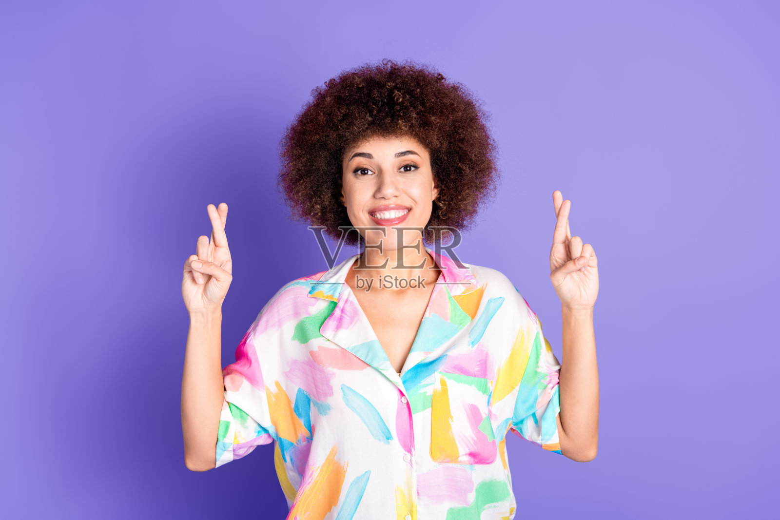 照片肖像漂亮的年轻女孩交叉手指希望穿时髦的彩色服装孤立的紫色背景照片摄影图片