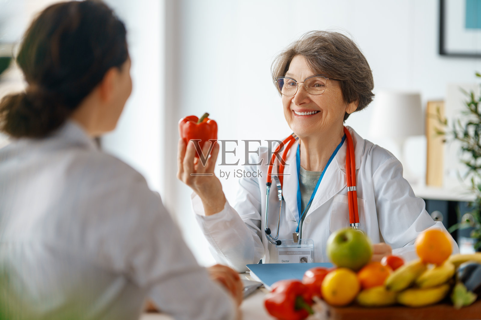 医生在医务室工作照片摄影图片