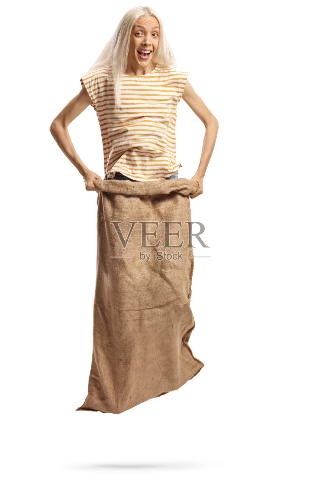 女人在玩麻袋跳比赛时微笑照片摄影图片