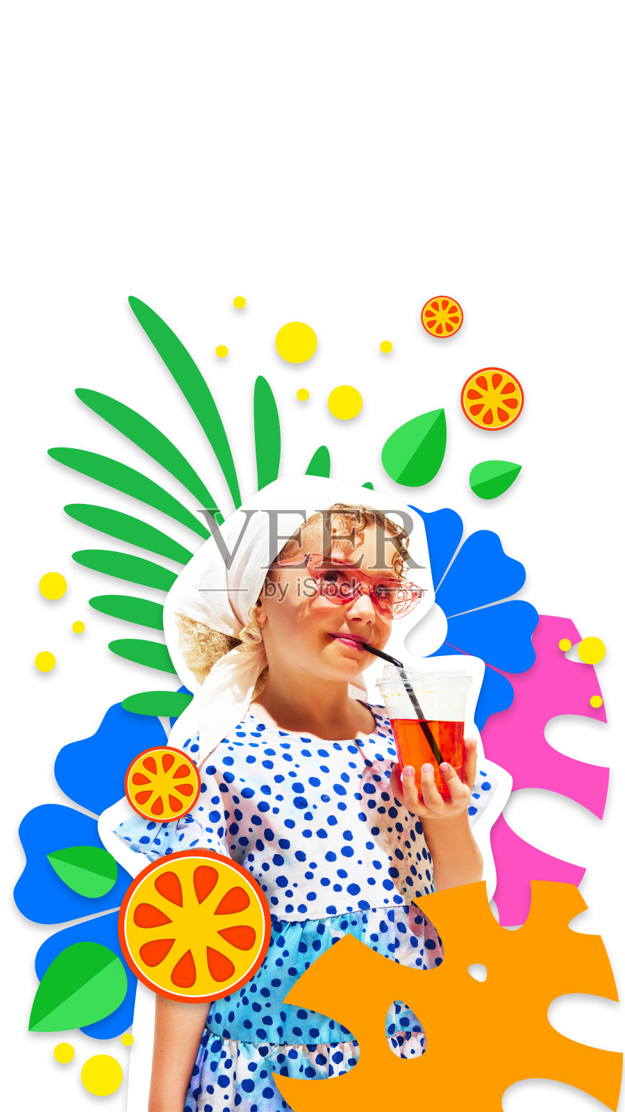 海报。当代艺术拼贴。做梦的女孩喝着柠檬水，背景是五颜六色的叶子、水果片和水花。照片摄影图片