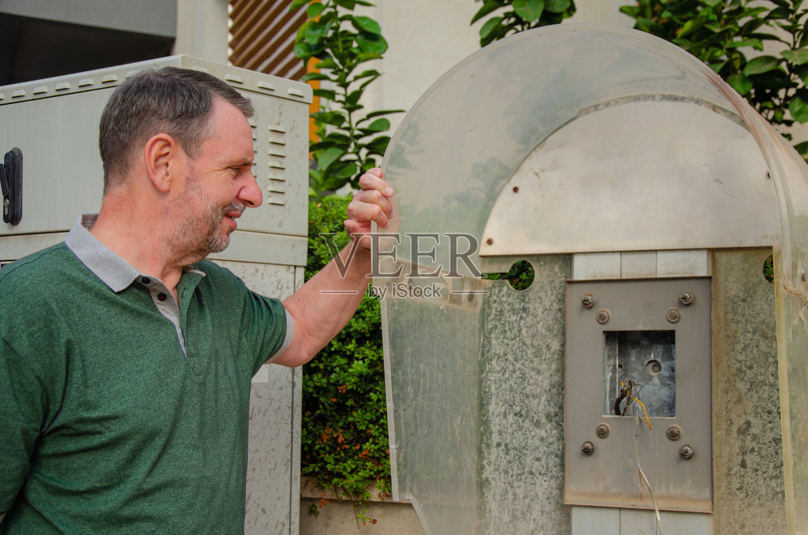 意外的相遇：男子与老式公用电话的怀旧时刻照片摄影图片