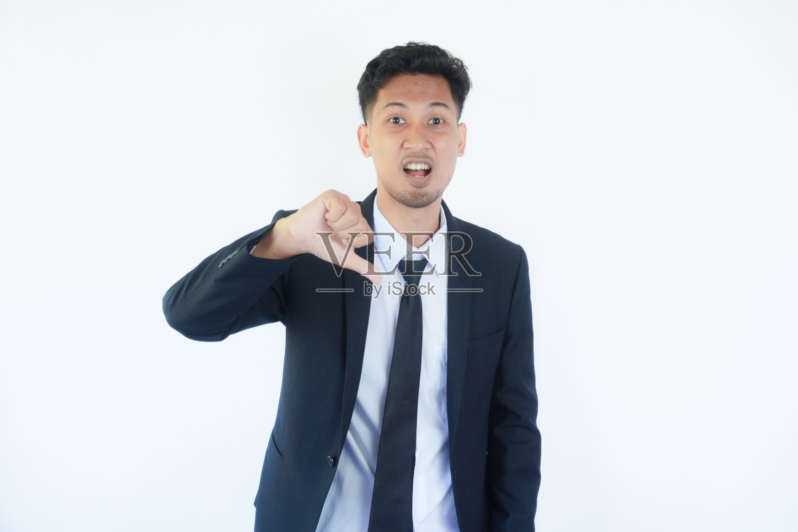 穿着黑色西装的亚洲经理在面试过程中给出不好的评价信号照片摄影图片