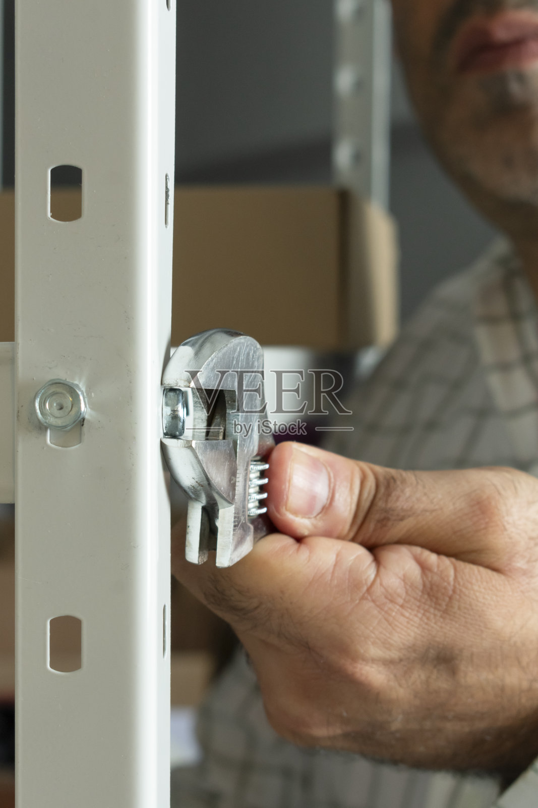 仓库工人组装金属货架照片摄影图片