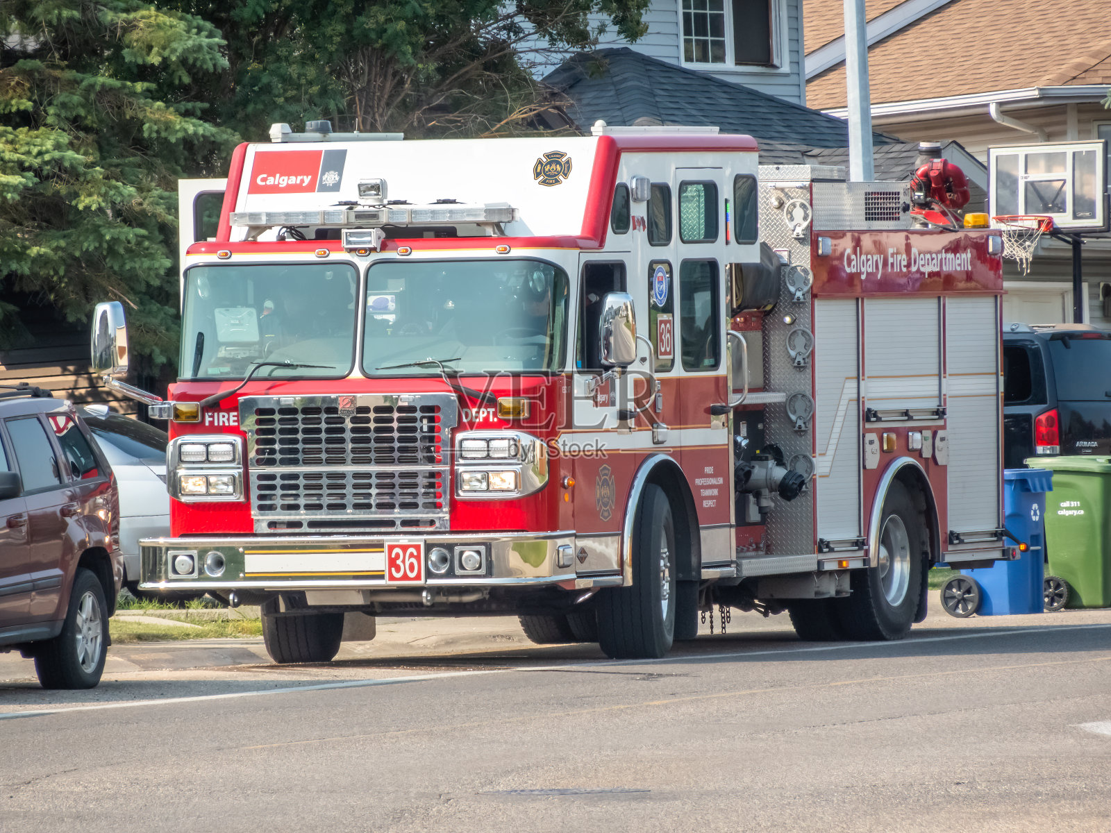 一辆印有卡尔加里消防局36站标志的消防车。红色文本。照片摄影图片