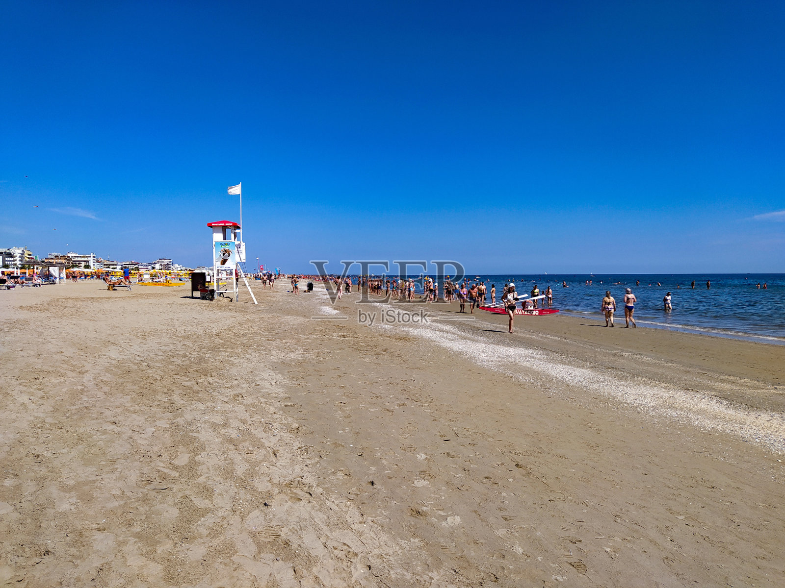 人们沿着里米尼海滩散步。照片摄影图片