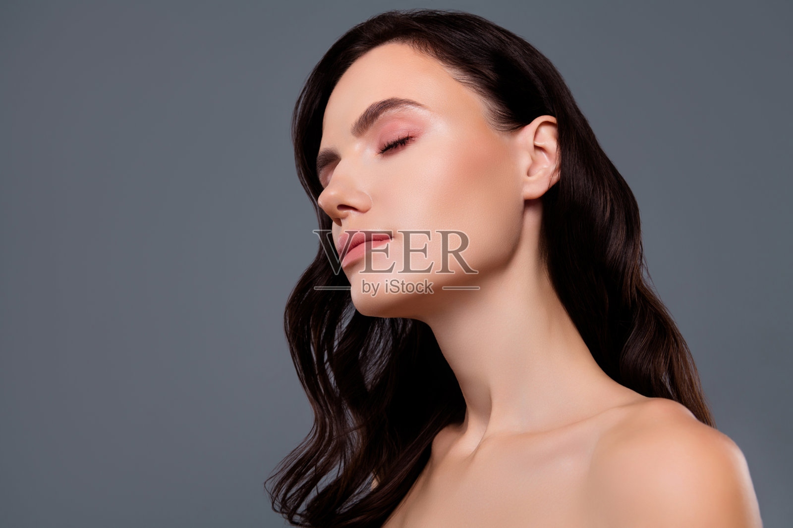 照片卷曲的黑发女孩闭上眼睛的美丽概念孤立的灰色背景照片摄影图片