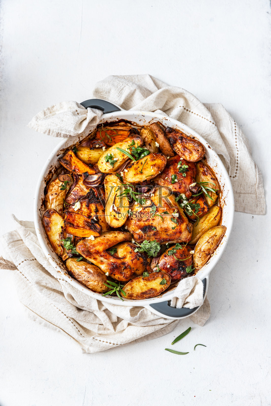 烤鸡腿配土豆和迷迭香照片摄影图片