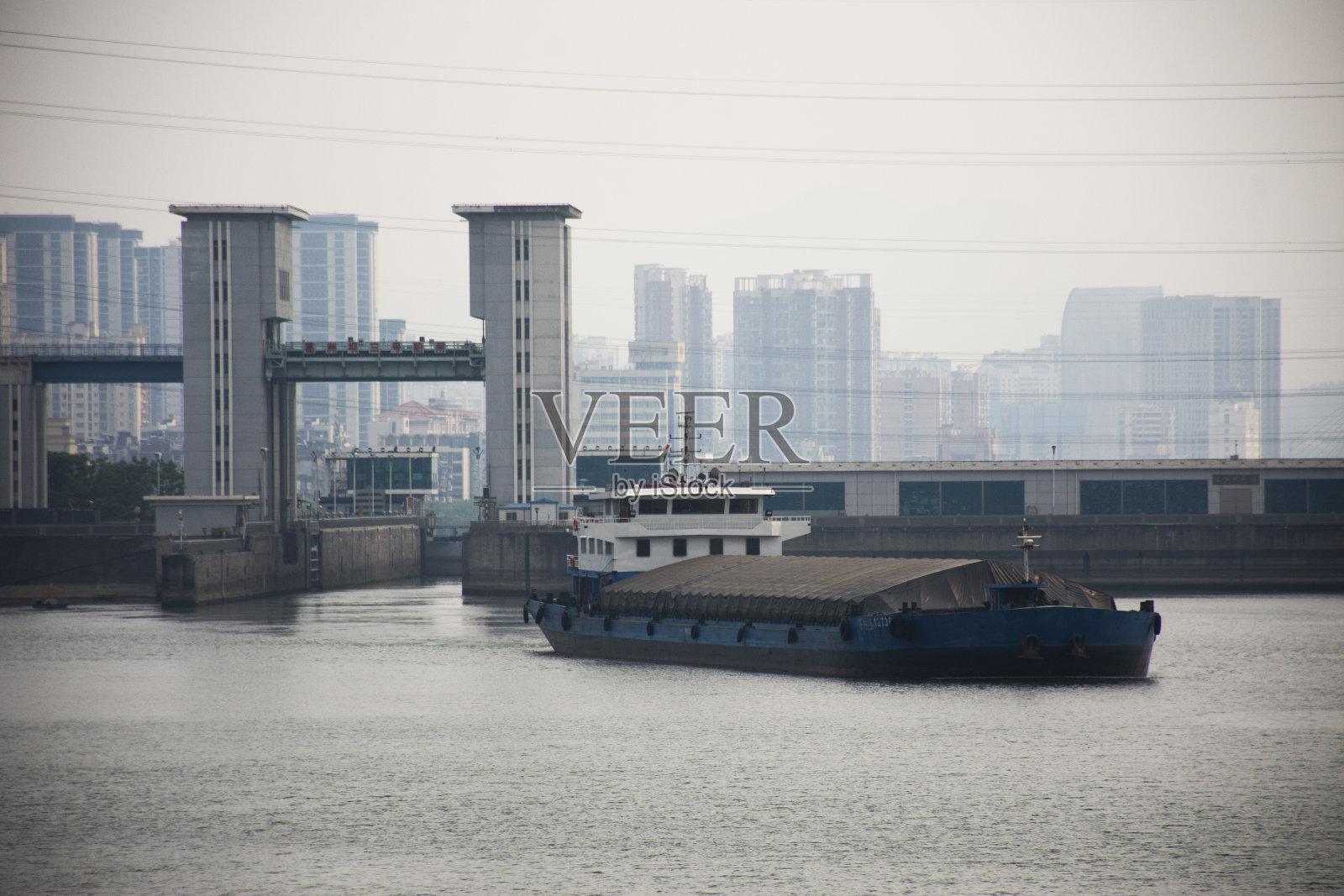 中国人民驾驶风帆驳船、拖船、货船在长江上运输货物，使用船门、通航船闸和升船机，通过三峡大坝溢洪道到达湖北宜昌照片摄影图片