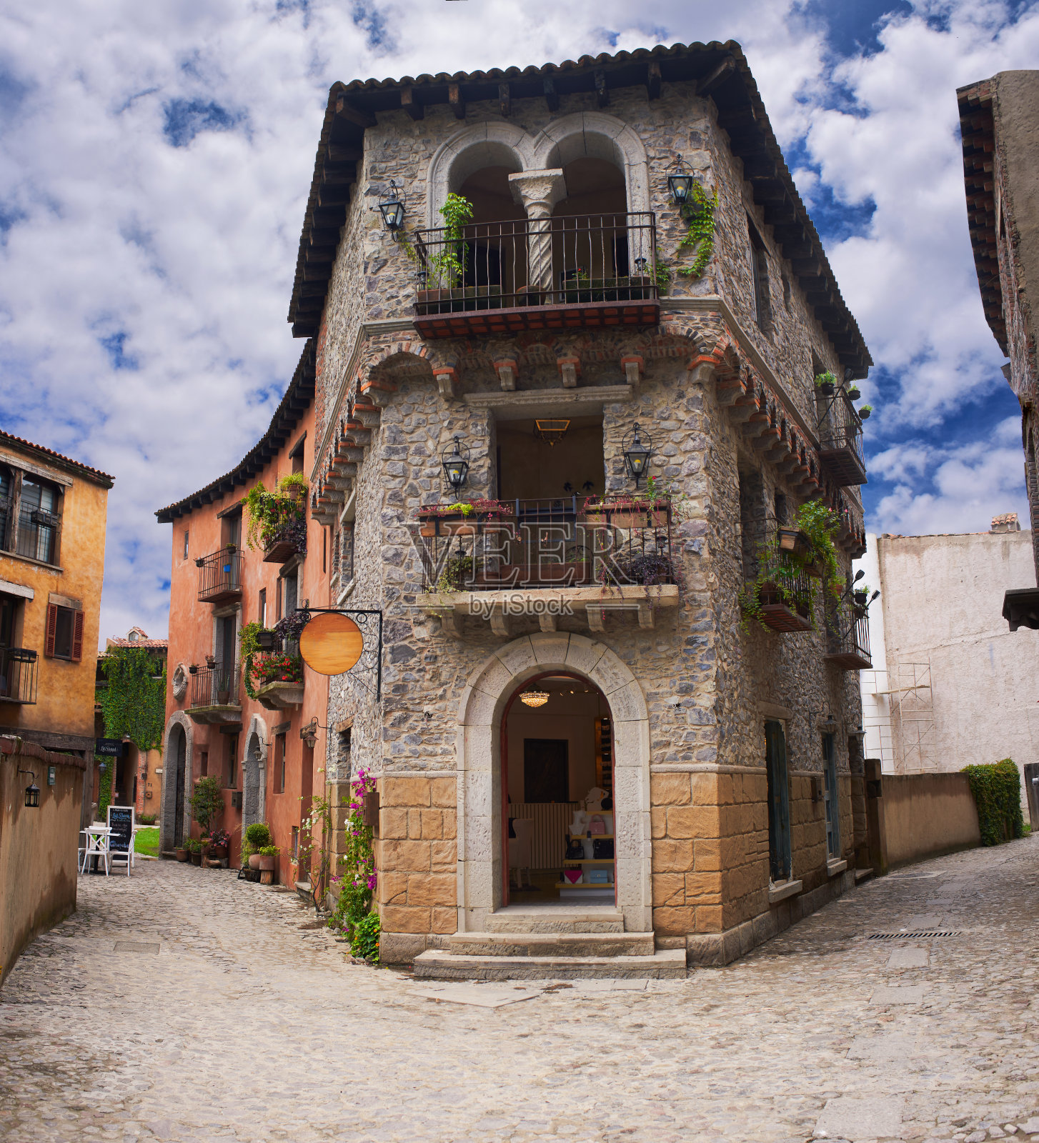 ValQuirico Tlaxcala 24 07 15美丽的石头城市中心角落建筑，有一个开放的商店，没有人照片摄影图片