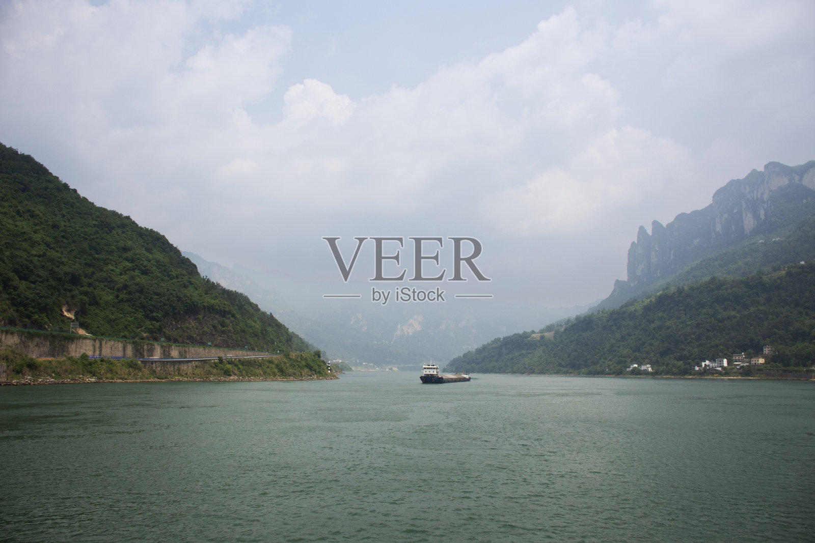 宜昌西陵峡景观交通路桥与生活方式城市景观建设中国人的家园与长江三峡山脉山崖照片摄影图片