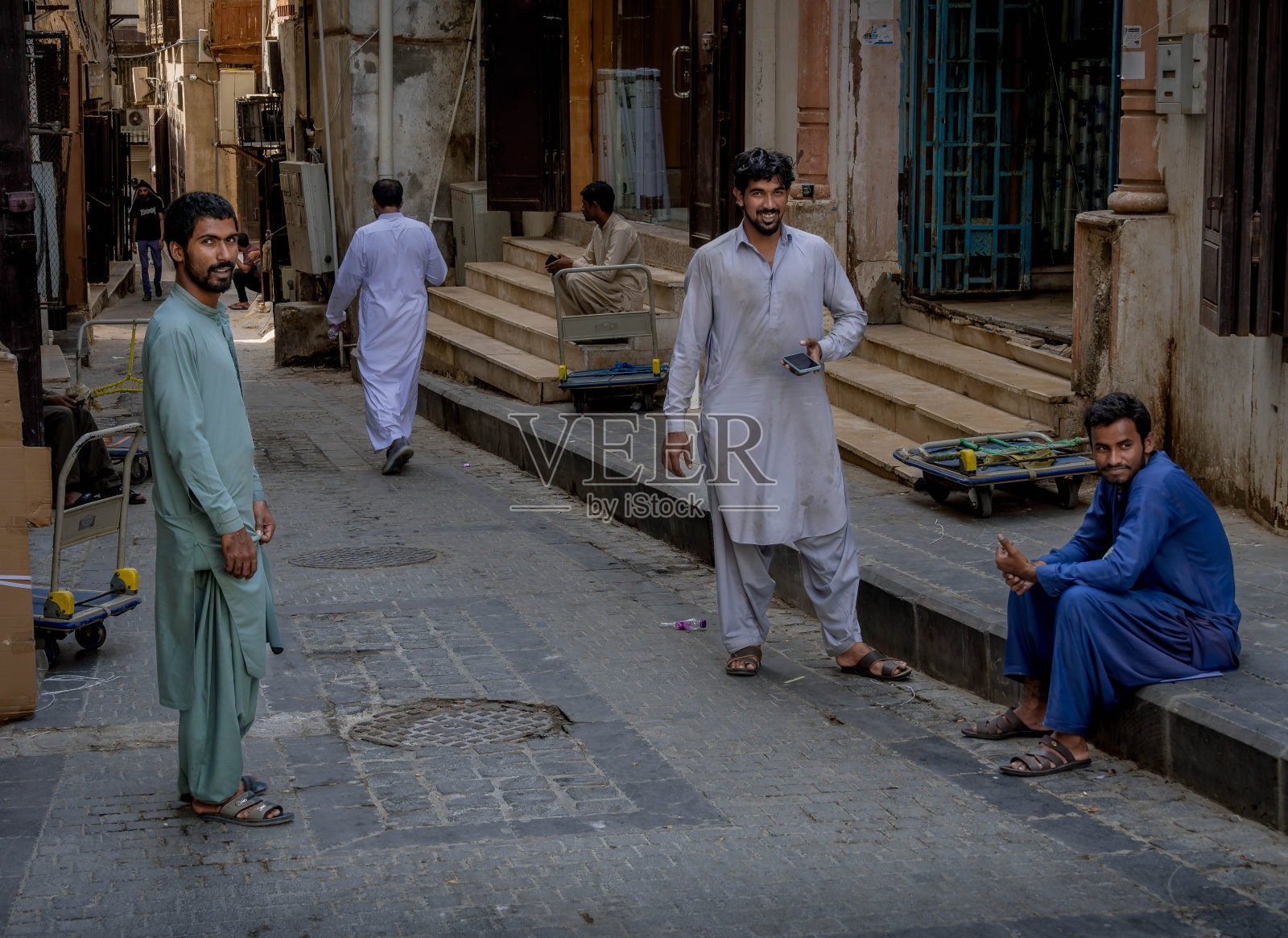 沙特阿拉伯吉达历史街区Al Balad的传统阿拉伯服装男子照片摄影图片