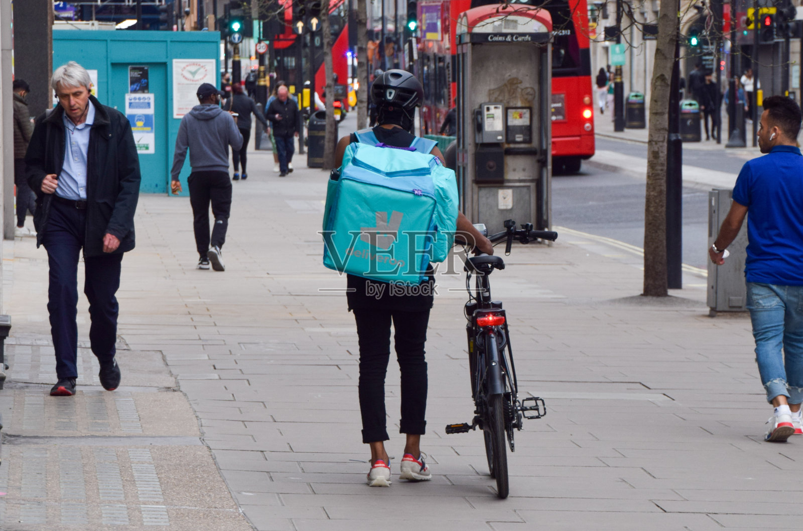 英国伦敦的快递骑手照片摄影图片