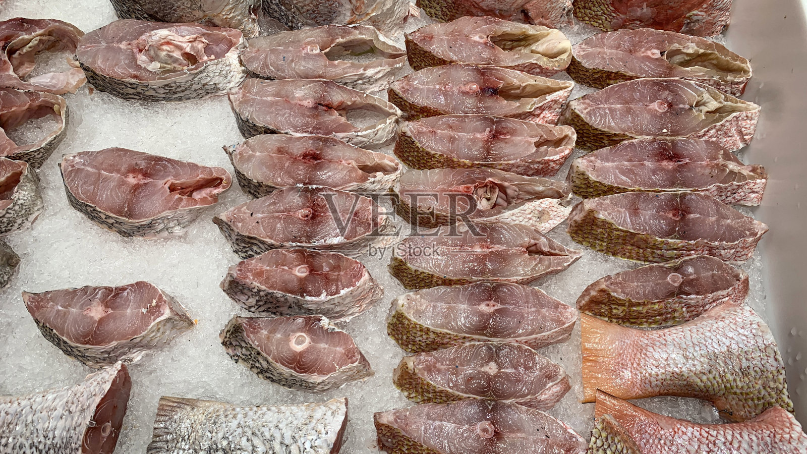 超市里展示的生鱼片。海鲜的背景照片摄影图片