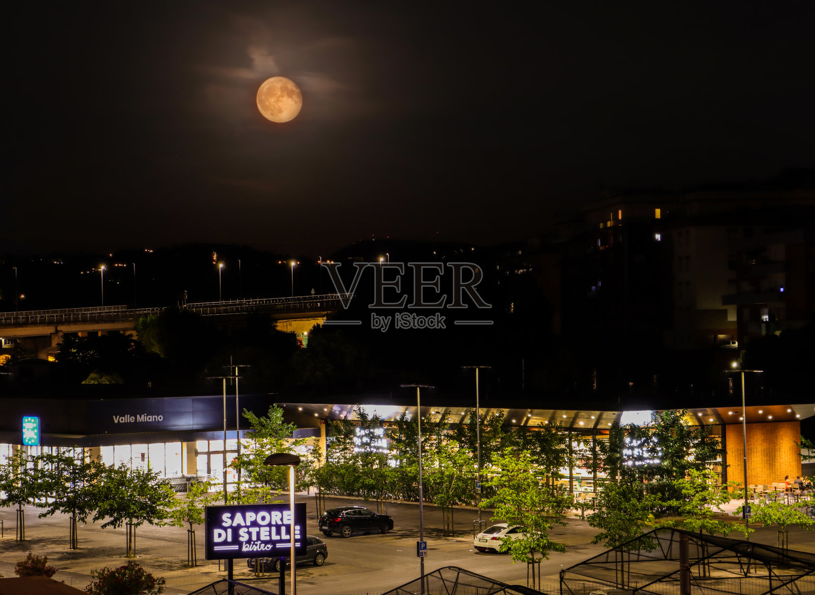 超级月亮和购物中心在安科纳(马尔凯，意大利)照片摄影图片