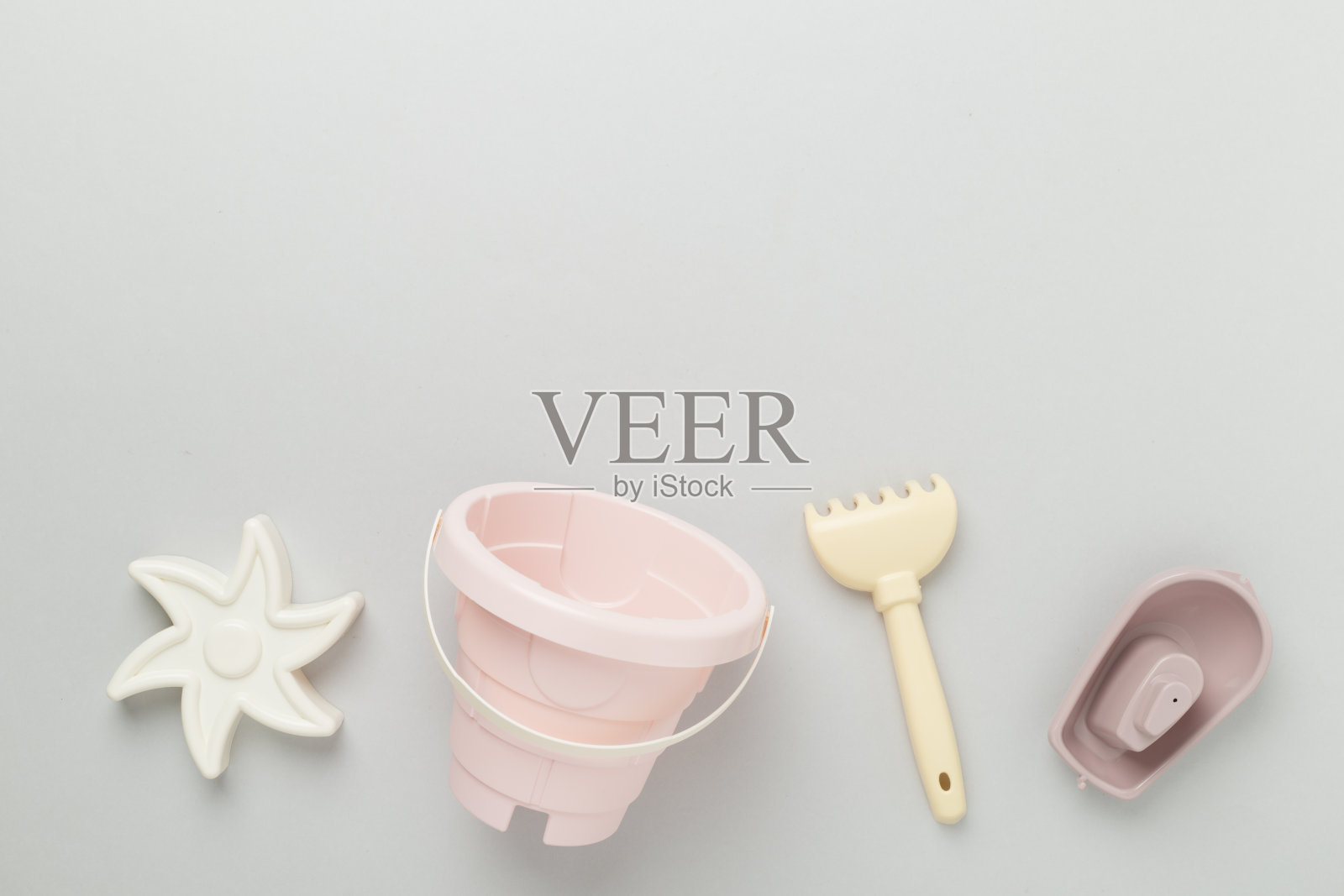 可爱的玩具玩沙子的颜色背景，俯视图照片摄影图片