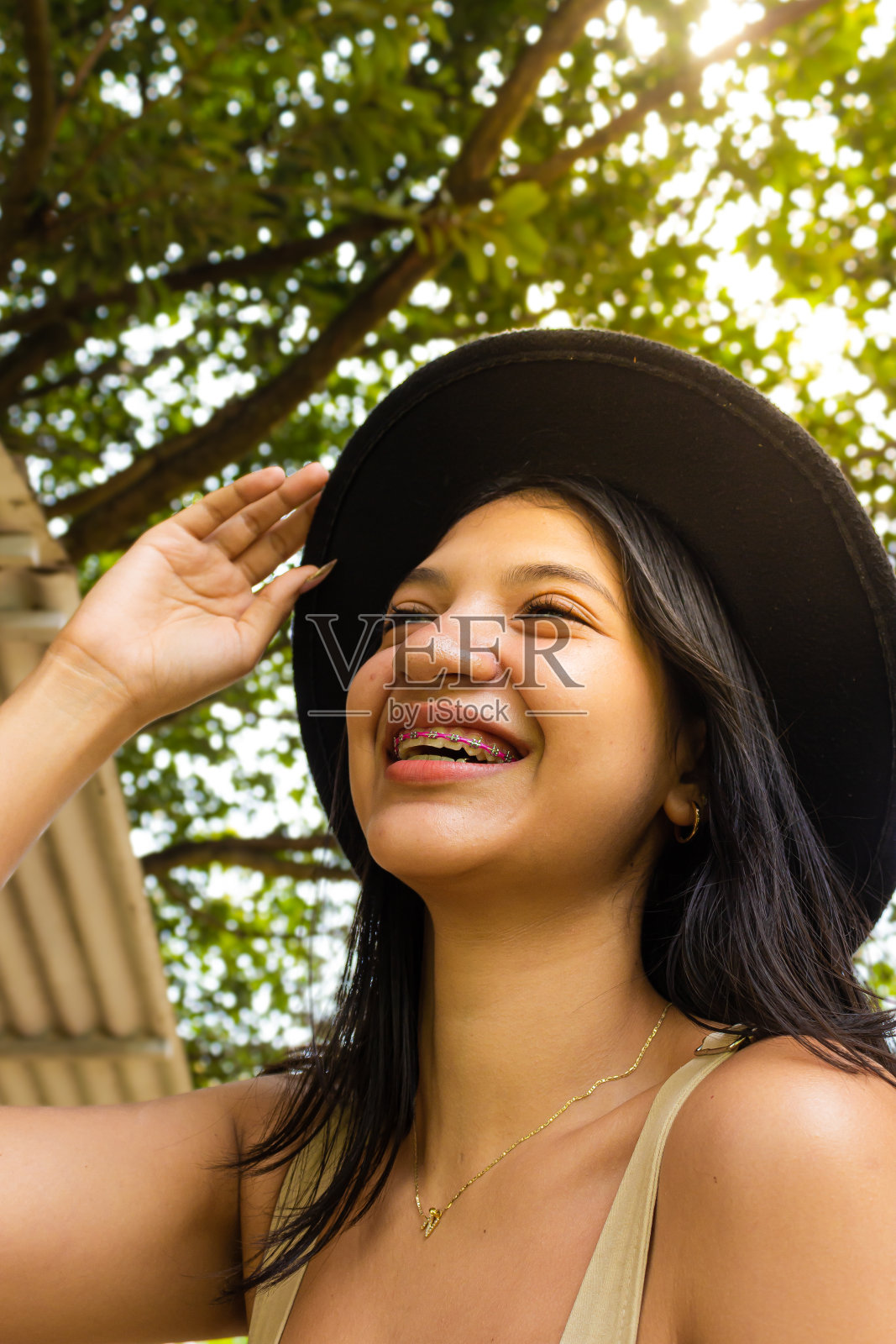 一个微笑的年轻拉丁女人的肖像照片摄影图片