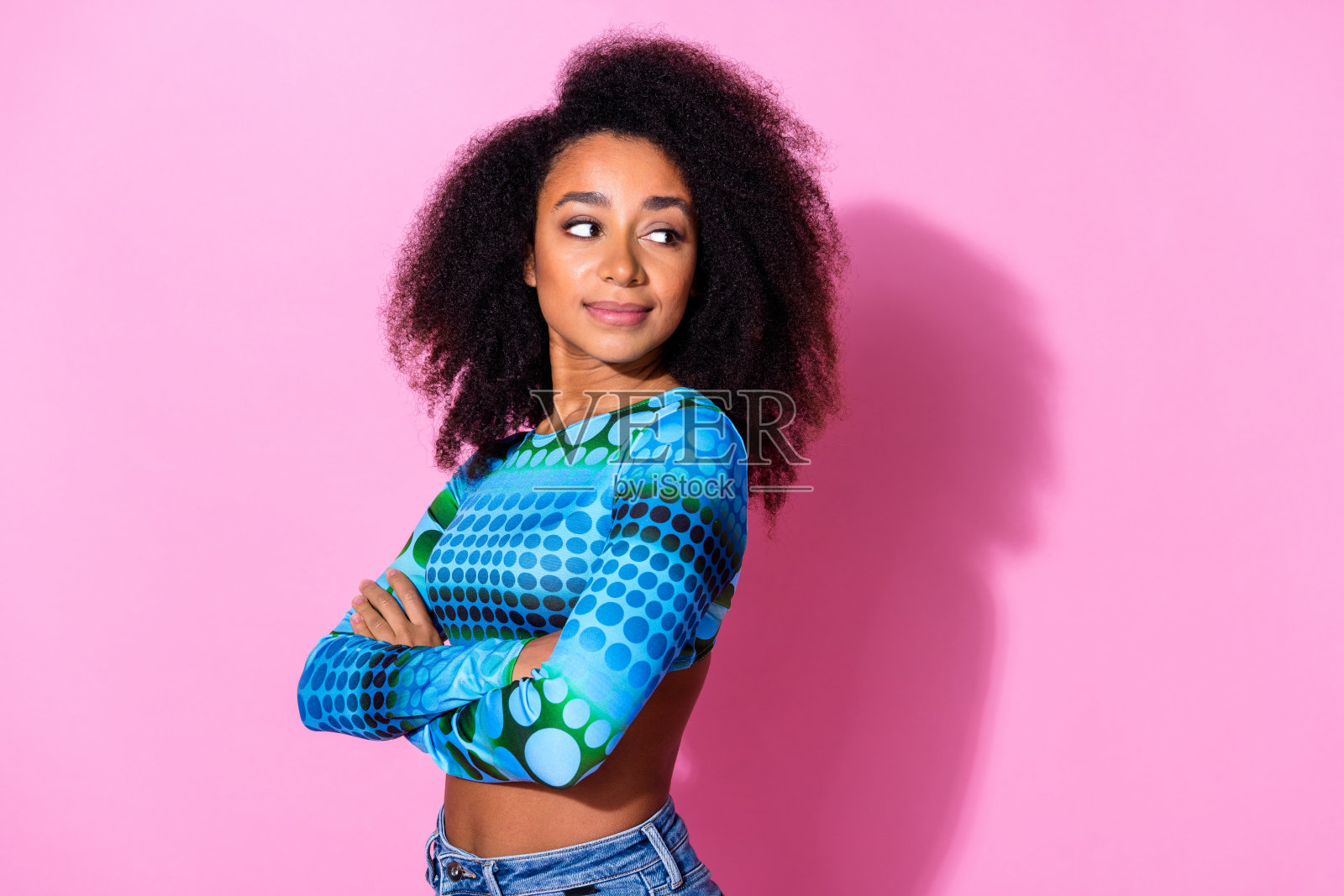 照片肖像可爱的年轻女士交叉双手自信的看空空间穿着时尚的蓝色服装孤立在粉红色的背景照片摄影图片