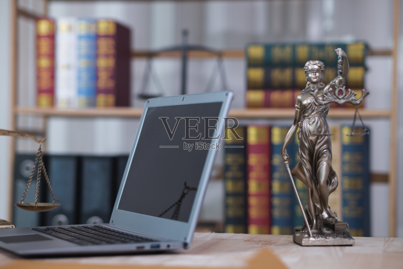 律所以忒弥斯女神雕像作为正义的象征，彰显事实的真实性和公正审判的权力。照片摄影图片