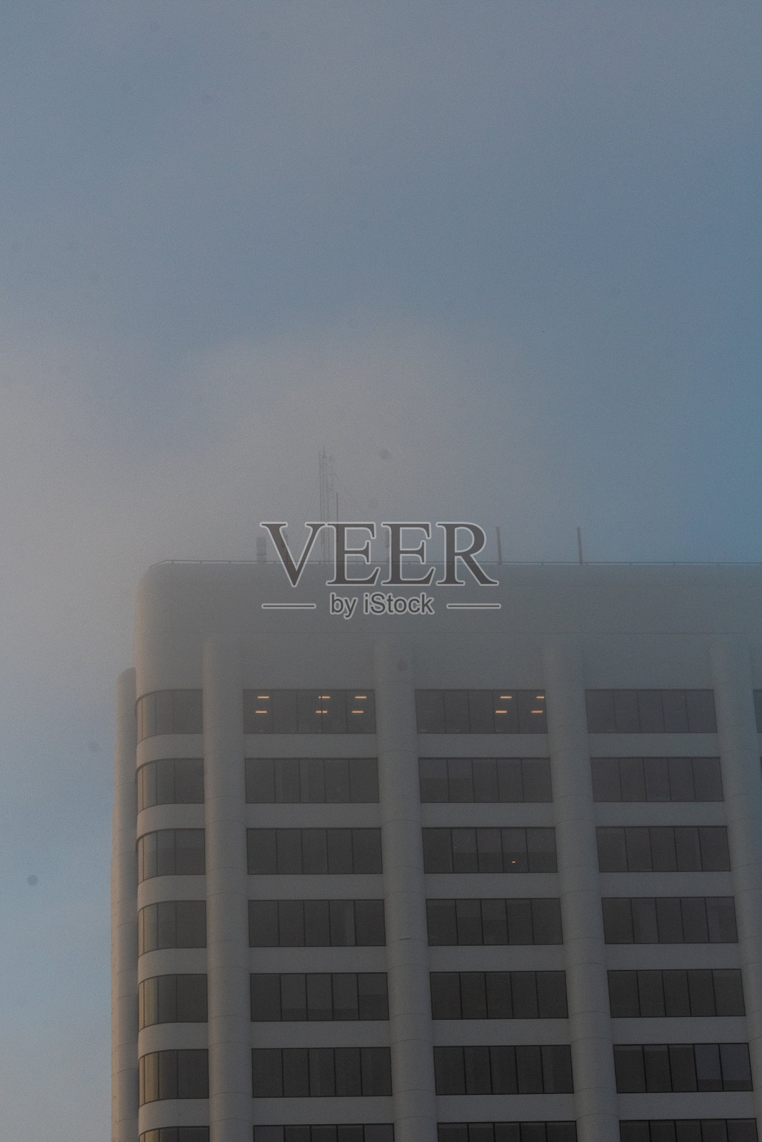 加利福尼亚州圣莫尼卡的一座办公大楼的清晨景色照片摄影图片