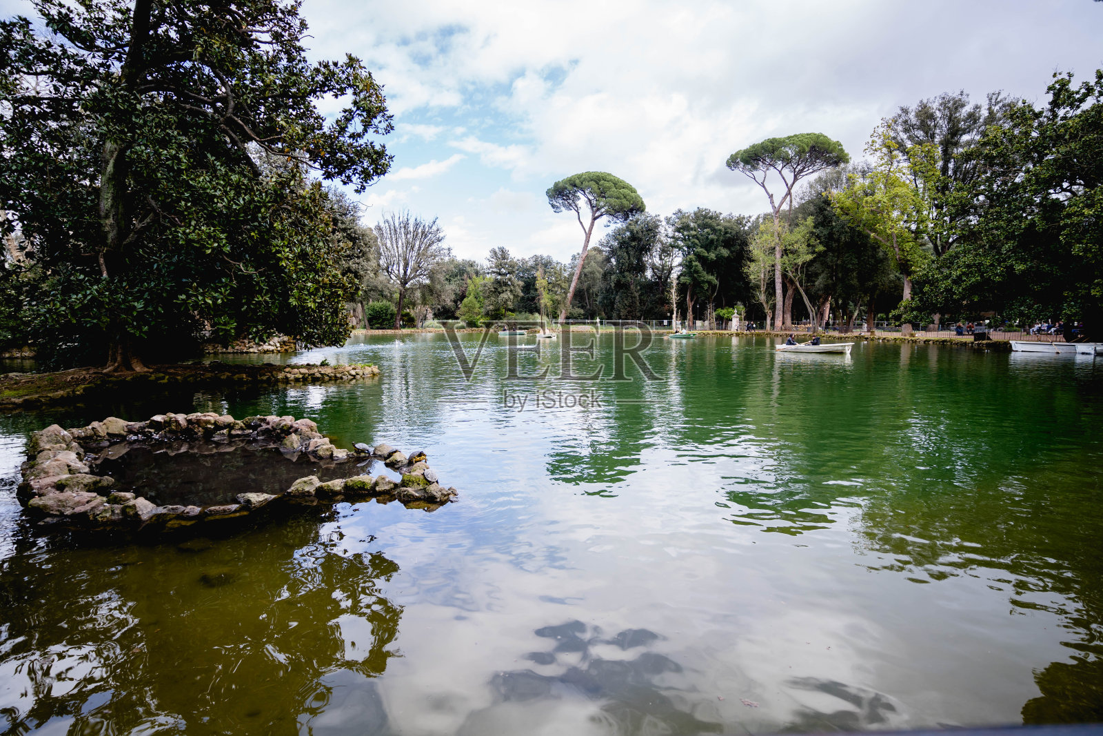 波盖塞别墅公园里的湖照片摄影图片