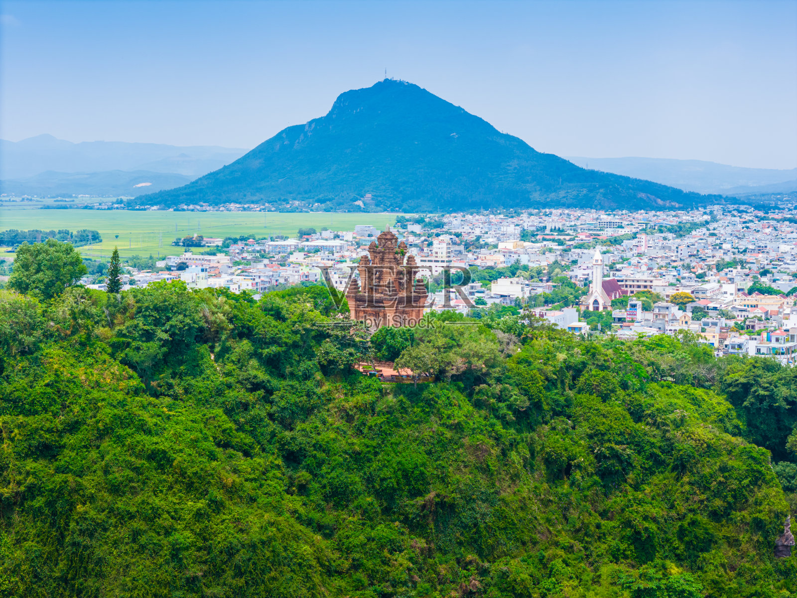 南寺鸟瞰图，塔是越南富颜省图和市占婆人的艺术建筑作品照片摄影图片